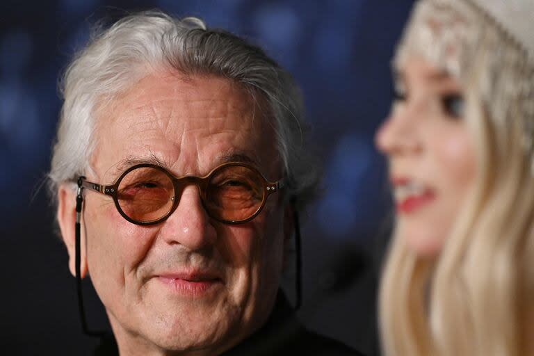 George Miller junto a Anya Taylor-Joy en la conferencia de prensa de la película tras su presentación en el festival de Cannes