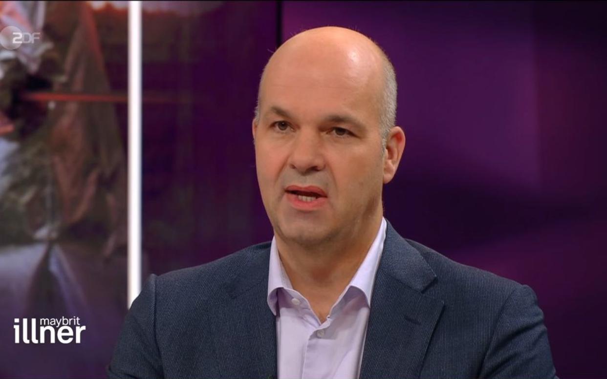 "Das Ziel einer Wirtschaftspolitik oder von Unternehmen kann es nicht sein, die Produktion per se in Deutschland zu halten oder zu zementieren", sagte der Ökonom Marcel Fratzscher am Donnerstag im ZDF. (Bild: ZDF)