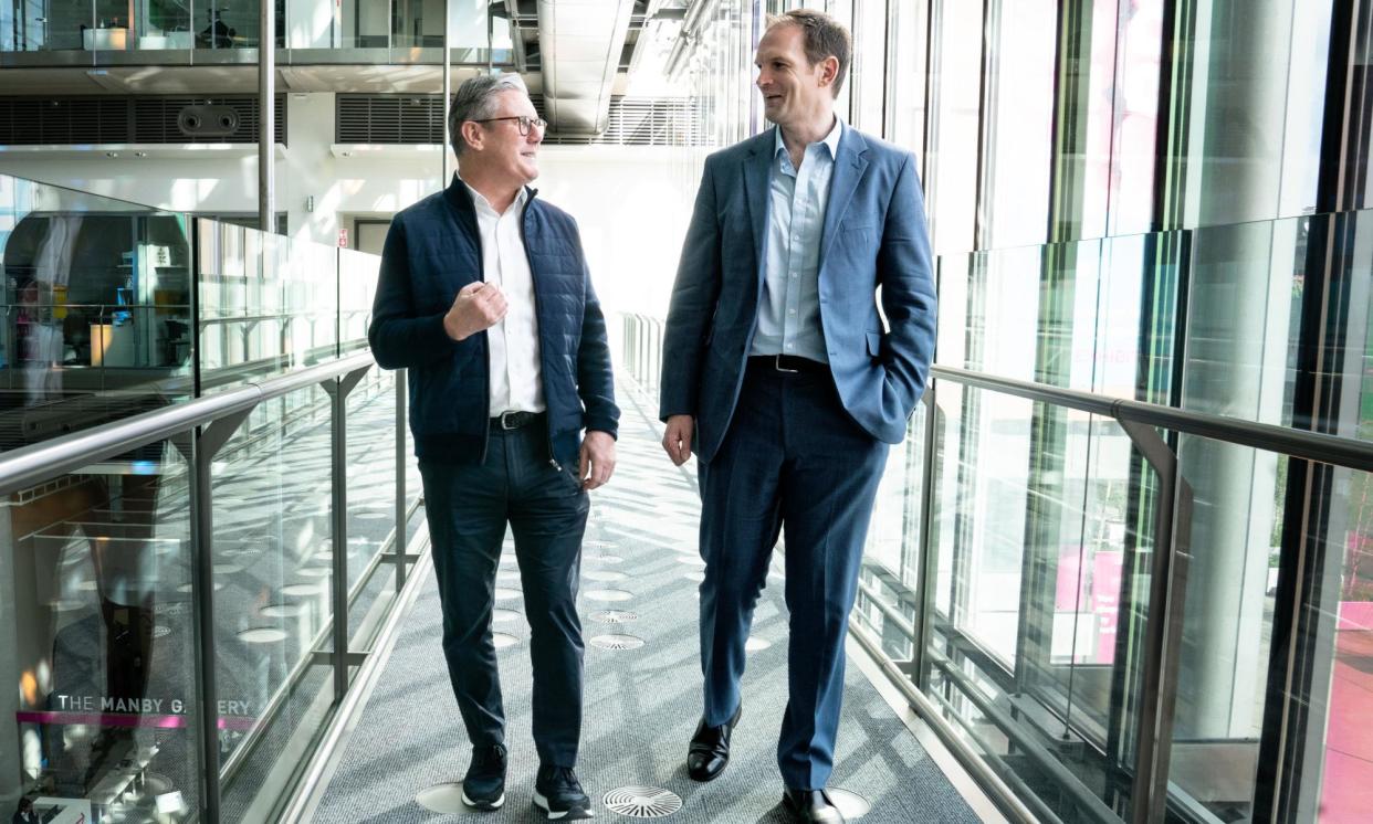 <span>Keir Starmer with Dan Poulter at the Francis Crick Institute in London. </span><span>Photograph: Stefan Rousseau/PA</span>