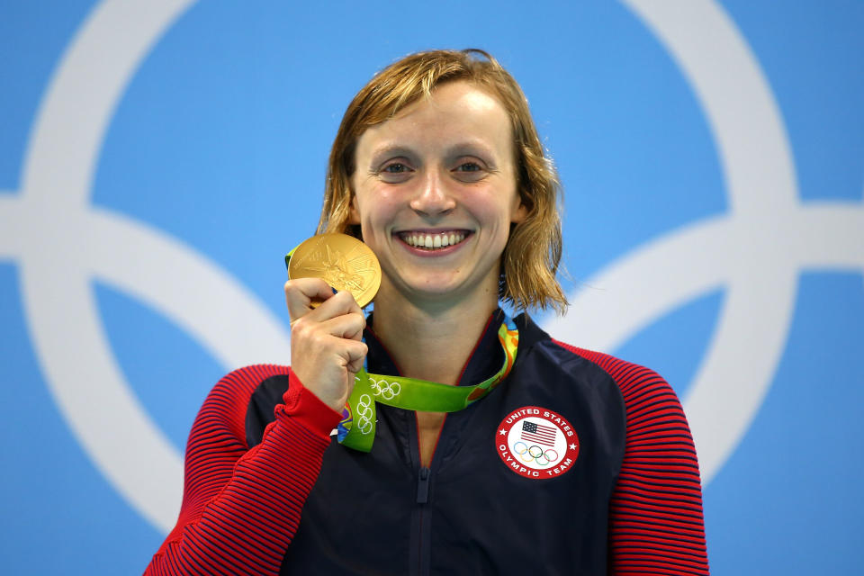 Katie Ledecky muestra uno de los cuatro oros que ganó en los Juegos Olímpicos de Río 2016. (Foto: Clive Rose / Getty Images).