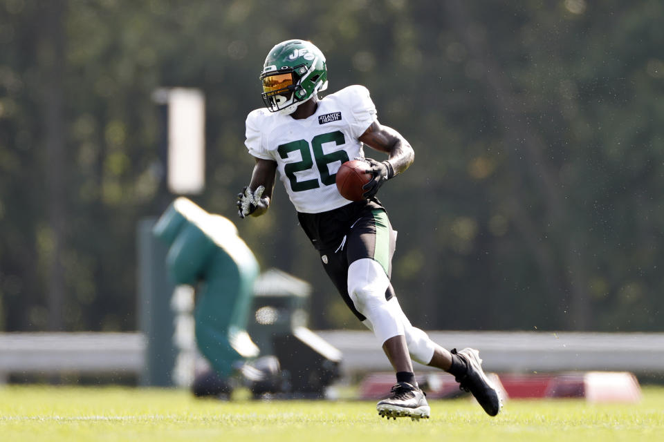 New York Jets running back Le'Veon Bell (26) runs with the ball during a practice at the NFL football team's training camp in Florham Park, N.J., Tuesday, Aug. 25, 2020. (AP Photo/Adam Hunger)