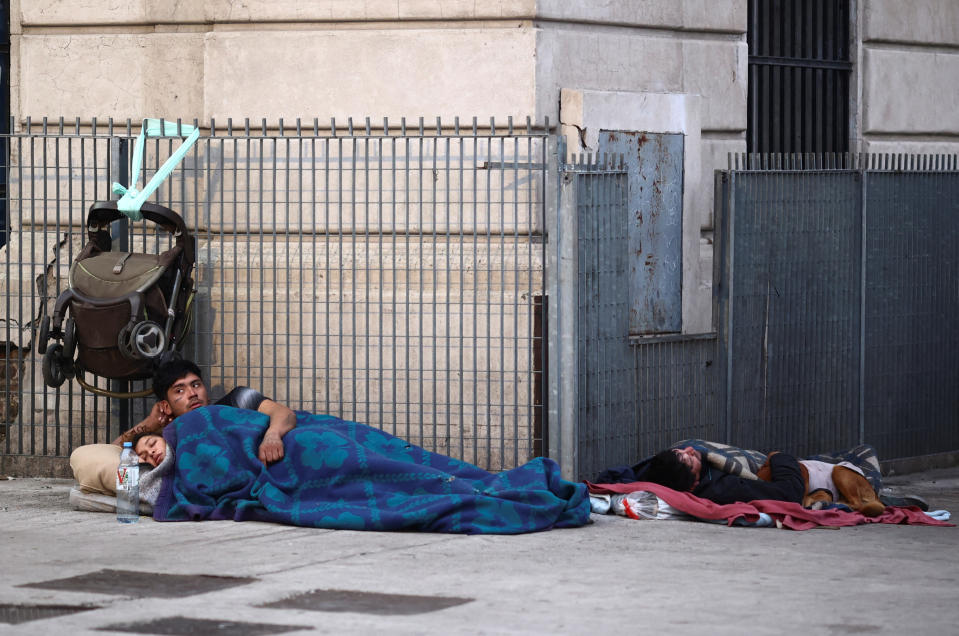 Un grupo de personas duerme fuera de una estación de tren en Buenos Aires, Argentina, el 30 de mayo de 2024. Foto de archivo. REUTERS/Tomás Cuesta