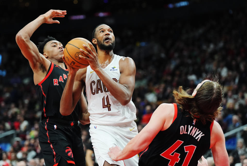 Evan Mobley, alero de los Cavaliers de Cleveland, comete una falta sobre Kelly Olynyk, de los Raptors de Toronto, durante el duelo del sábado 10 de febrero de 2024 (Frank Gunn/The Canadian Press via AP)