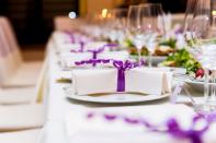 <b>Regalo per una cena formale</b><br><br>Siete invitati a una cena formale e non sapete cosa regalare? La regola vuole che il dono sia essenzialmente per la <b>padrona di casa</b>. I fiori vanno sempre bene (ma occhio al significato) e se possibile, recapitateli qualche ora prima della cena. Non solo è chic, ma eviterà alla proprietaria di casa di dover perder tempo per cercare un vaso dove metterli. <br>Va bene anche regalare delle <b>bottiglie</b>: di vino o spumante, purché di pregio. Ma non insistete perché vengano aperte durante la cena: rischiate di scombussolare un menu già deciso. Idem per il <b>dolce</b>: se potete evitatelo o scegliete qualcosa che non sia per la cena.