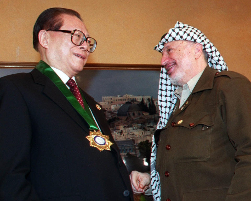 FILE - Chinese then President Jiang Zemin, left, listens to then Palestinian leader Yasser Arafat during a meeting at Arafat's headquarters in the West Bank town of Bethlehem, April 15, 2000. Chinese state TV said Wednesday, Nov. 30, 2022, that Jiang has died at age 96. (AP Photo/Jacqueline Larma, File)