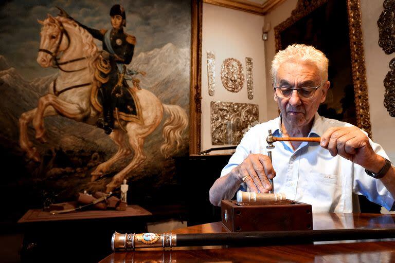 Juan Carlos Pallarols durante la confección del bastón presidencial