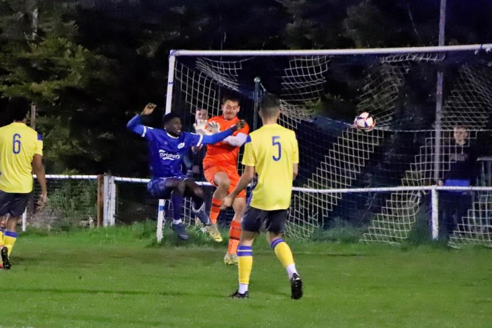 Remell Stirling makes it 2-0 to Oxhey Jets. Image: John Elliott