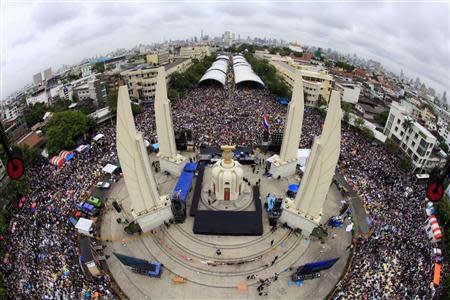 A general view of anti-government protesters gathering to demonstrate against the government-backed amnesty bill at the Democracy monument in central Bangkok November 24, 2013. REUTERS/Taweechai Jaowattana