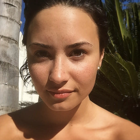 Demi Lovato ohne Make-up unter Palmen