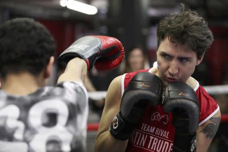 Canada's Prime Minister Justin Trudeau trains at Gleason's Boxing Gym in Brooklyn, New York, U.S., April 21, 2016. REUTERS/Carlo Allegri