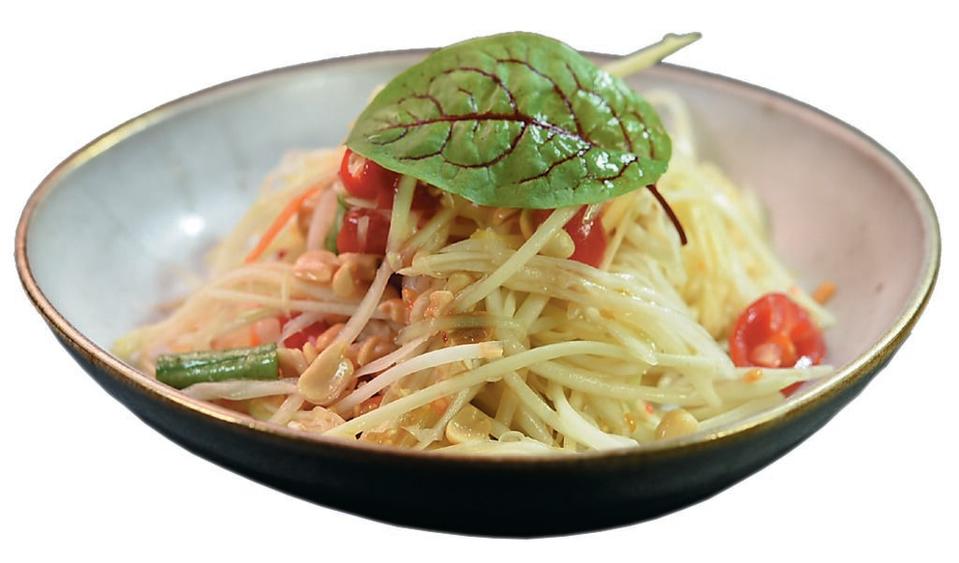 〈青木瓜沙拉〉為泰國伊善地區庶民美食，口感爽脆、酸辣開胃。圖／姚舜