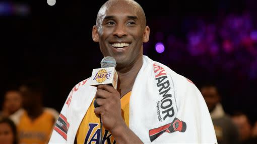 Kobe退休戰賽後所披的毛巾，今百萬元拍出。（圖／翻攝自推特）