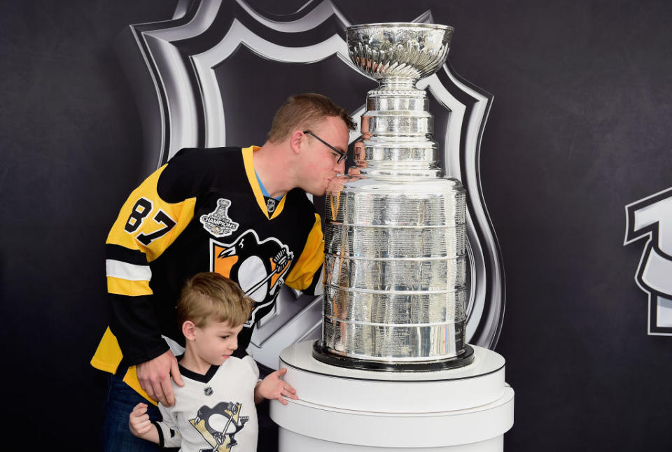 <p><strong>Pokal-Wächter</strong> In der US/Canada’s National Hockey League wird traditionell der Stanley Cup verliehen. Allerdings gibt es immer nur ein und denselben Pokal, auf dem die jeweilige Gewinner-Mannschaft eingraviert wird.<br> Deshalb ist es wichtig, dass der Pokal während seiner Abwesenheit aus der „Hockey Hall of Fame“ immer gut bewacht wird. Zu diesem Zweck wird der „Kepper oft he Cup“, der Pokal-Wächter, engagiert, der dafür Sorge zu tragen hat, dass das gute Stück nicht abhanden kommt. </p>