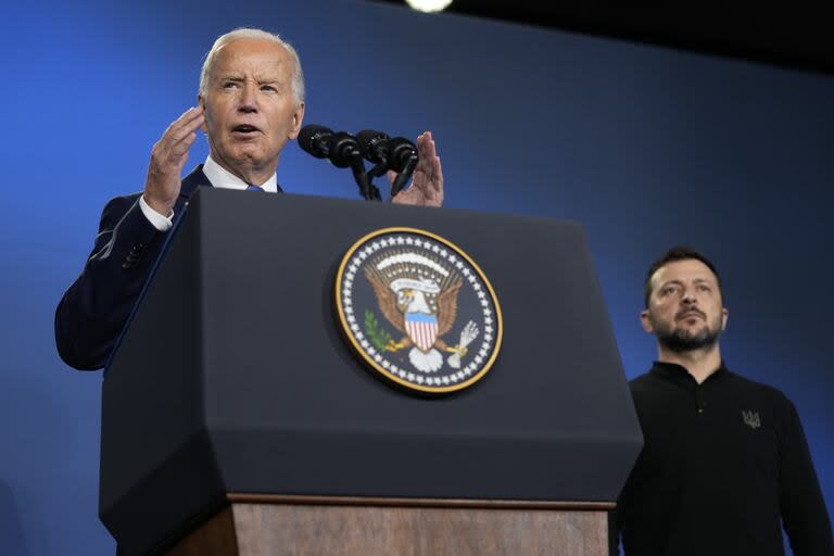 Joe Biden y Volodimir Zelensky, en la cumbre en Washington. (AP/Susan Walsh)