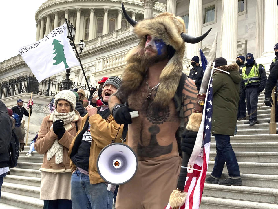 Jake Angeli, el 'chamán QAnon', participó en la irrupción violenta de seguidores de Donald Trump en el Capitolio de EEUU. (AP)