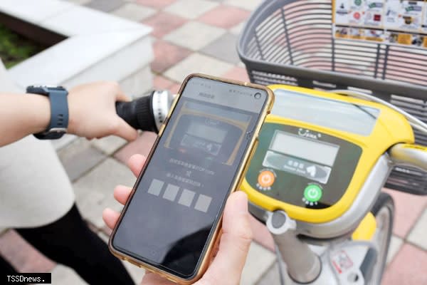 新竹縣YouBike採用2.0系統，租借方式提供悠遊卡租外，還增加手機、QRcode掃碼租車服務。