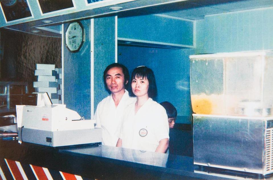 1975年徐振彬（左）辭去外商工作，和太太（右）一起賣波士頓派。（徐振彬提供）