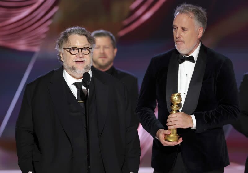 Guillermo del Toro y Mark Gustafson aceptan el premio a la Mejor Película Animada en la ceremonia de los Globos de Oro.