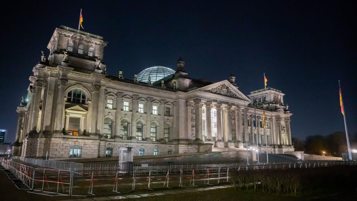 Das Reichstagsgebäude bei Nacht. Im Machtkampf um die Kanzlerkandidatur sind der CDU-Vorsitzende Armin Laschet und CSU-Chef Markus Söder zu einem Treffen zusammengekommen.