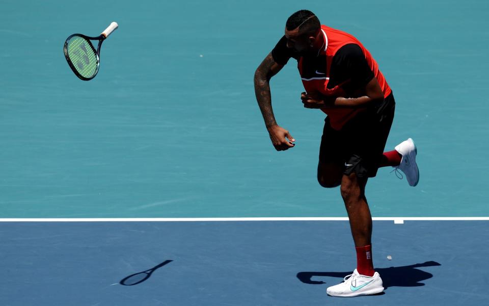 2016 begab sich Nick Kyrgios in sportpsychologische Behandlung, um seine Wutausbrüche in den Griff zu bekommen, wirklich geholfen hat es nicht. Erst kürzlich gab es wieder Ärger, als Kyrgios in Indian Wells frustriert seinen Schläger über den Platz warf und beinahe einen Balljungen traf. (Bild: 2022 Getty Images/Matthew Stockman)