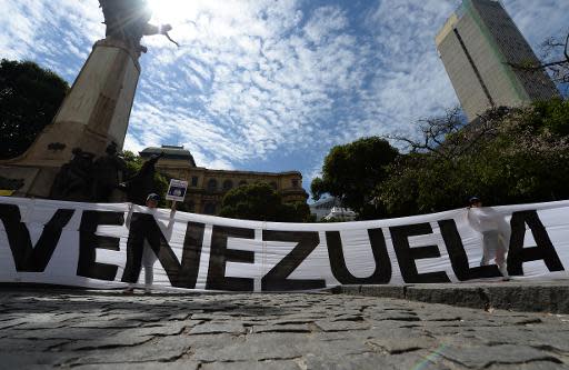 Venezolanos residentes en Brasil realizan una una protesta contra el gobierno de su país, en la plaza de Cinelandia en Rio de Janeiro, el 1 de abril de 2014. (AFP | Vanderlei Almeida)