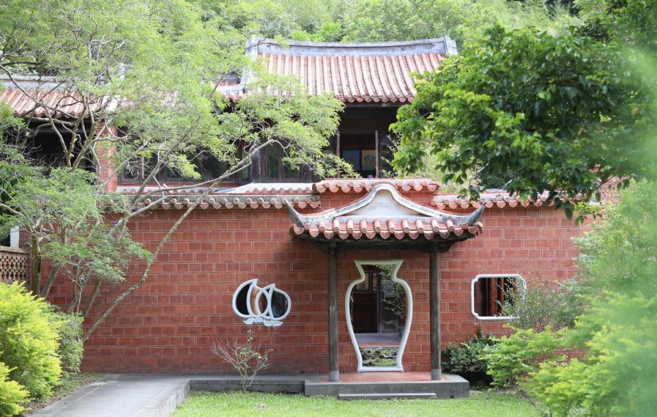 南園由台灣建築之父漢寶德先生操刀設計，結合江南庭園、閩式建築及洋樓拱廊，特別適合走春。
