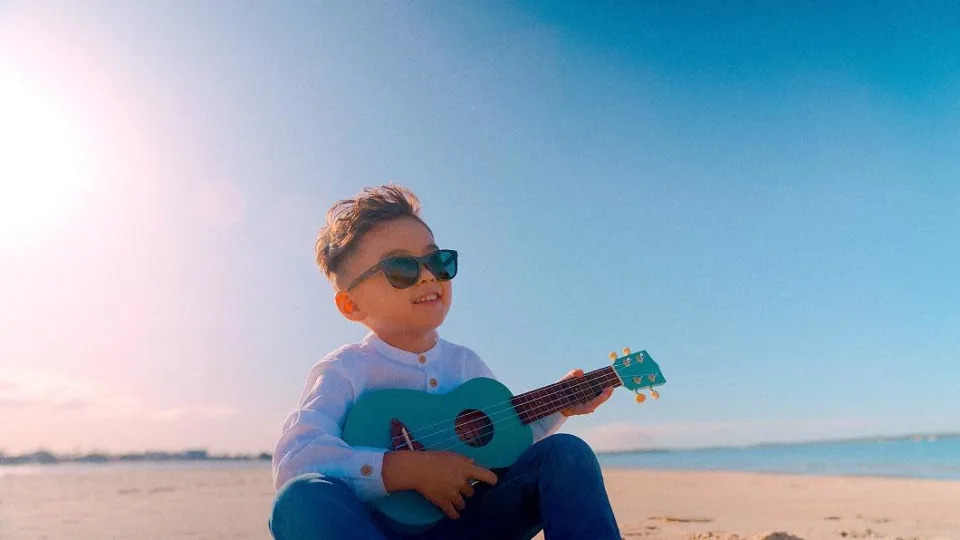 周杰倫5歲愛子Romeo在MV裡彈烏克麗麗。（圖／杰威爾提供）