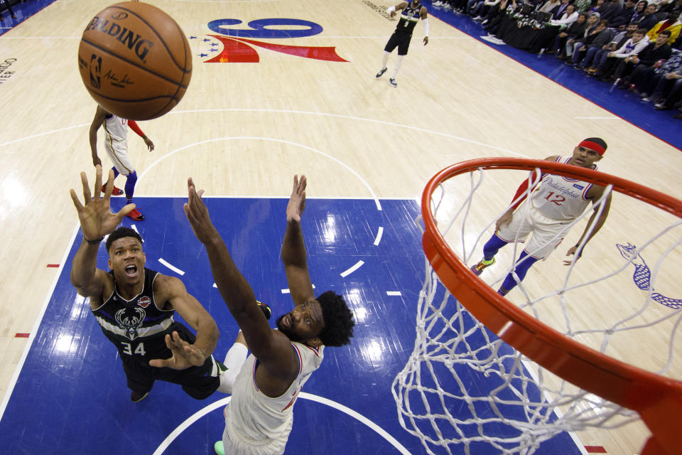 Giannis Antetokounmpo遭Joel Embiid嚴防。 (AP Photo/Chris Szagola)