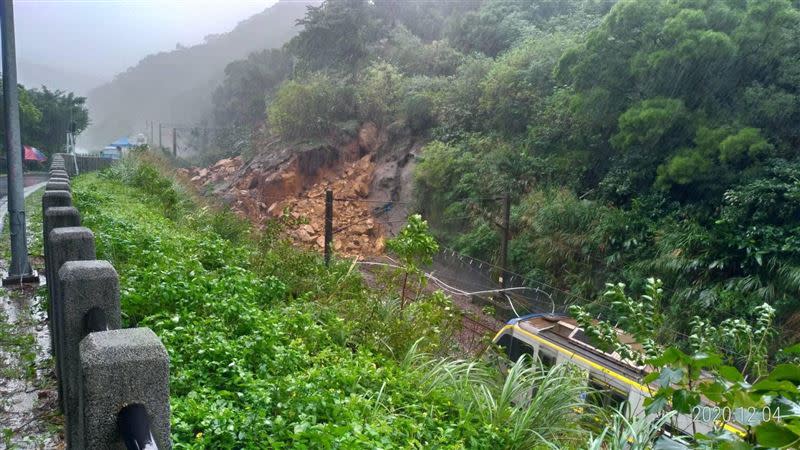 台鐵坍塌多個客運紛紛加開班次協助疏運。（圖／翻攝畫面）