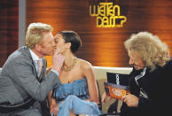 <p>Boris Becker hatte bei seinem Auftritt im Februar 2009 mit Freundin Lilly Kerssenberg eine ganz besondere Neuigkeit zu verkünden. „Wir werden am 12. Juni in St. Moritz heiraten“, verriet der Ex-Tennisstar bei „Wetten, dass..?“. Selbst Moderator Thomas Gottschalks Ausruf „Nein, schon wieder!“ konnte die romantische Stimmung auf der Couch nicht stören. „Ich will sie nicht mehr loslassen“, schwärmte Becker. (Bild: ddp images)</p>