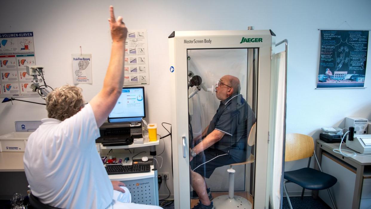 Reinhard Janzen sitzt zur Überprüfung seiner Lungenfunktion in einem Bodyplethysmographen in der Reha-Klinik Bad Rothenfelde.