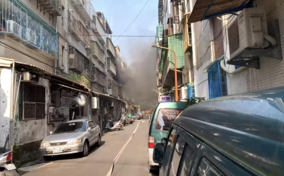 台北市內湖環山路一處公寓下午發生火警，造成巷弄濃煙密布。（翻攝畫面）