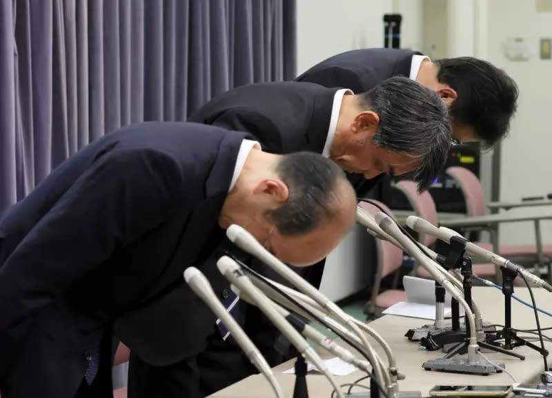 ▲羽田機場在4日又發生一起地面作業車擦撞海上保安廳噴射機的意外，雖沒人因此受傷，但造成海保機機翼嚴重受損，無法執行飛行任務。圖為日航高層日前為兩機相撞事故致歉資料照。（圖／美聯社 ／達志影像）