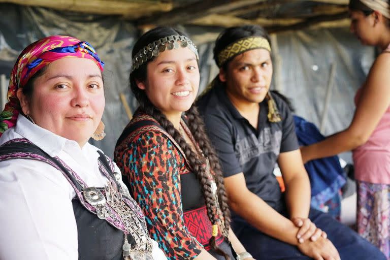 Cristina Liempichún, descendiente del cacique, junto a miembros de su comunidad