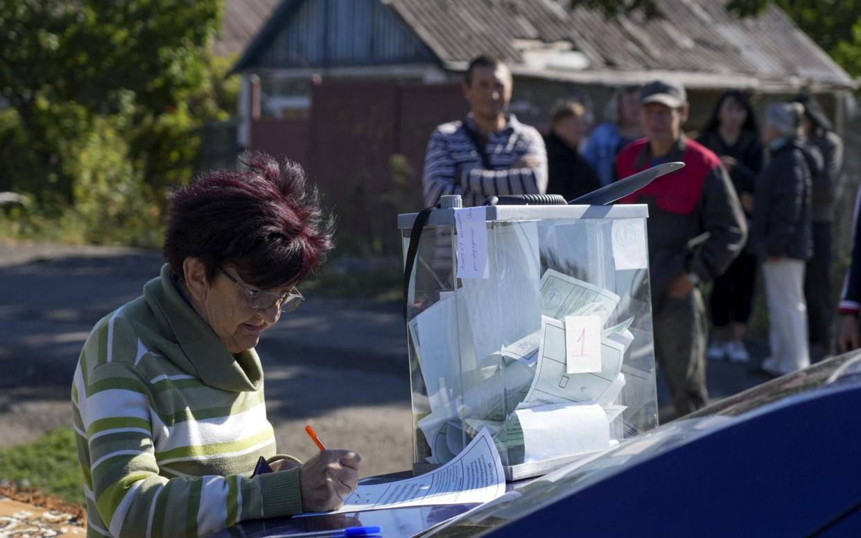 Voters queue to cast their ballots in Donetsk. - Anadolu