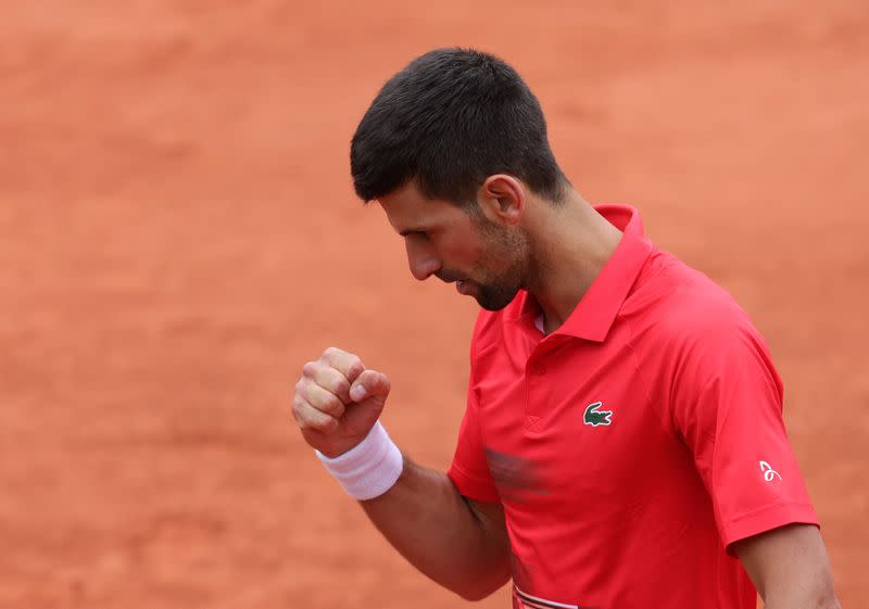 El serbio Novak Djokovic reacciona durante su partido de segunda ronda del Abierto de Francia ante el eslovaco Alex Molcan, en Roland Garros, París, Francia