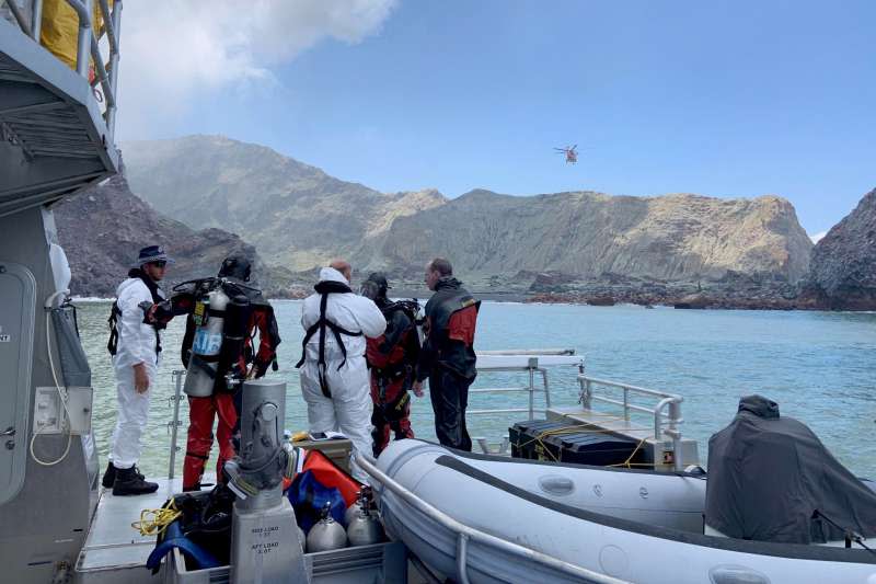 2019年12月，紐西蘭觀光勝地「白島」突然火山爆發，當局搜尋罹難者遺體（AP）
