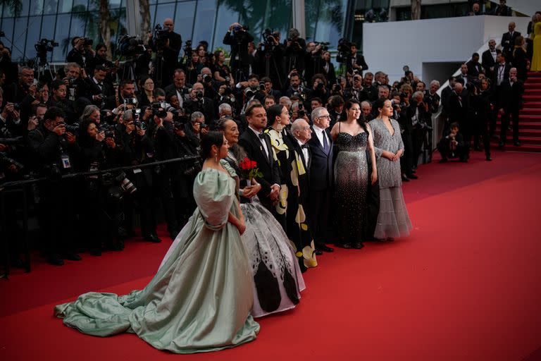 Jillian Dion,Tantoo Cardinal, Leonardo DiCaprio, Lily Gladstone, el director Martin Scorsese, Robert De Niro, Cara Jade Myers y Janae Collins posaron felices en la premiere de su película.