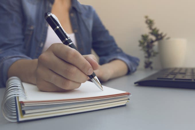 Vaciar la mente en un papel nos ayuda a relajarnos, encontrar paz mental, desconectar y manejar el estrés y la ansiedad. (Foto: Getty)