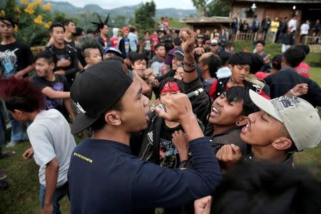 A punk muslim vocalist sings with the crowd during a punk music festival in Bandung, Indonesia West Java province, March 23, 2017. Picture taken March 23, 2017. REUTERS/Beawiharta