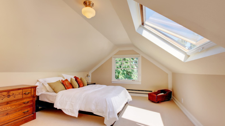 <em>Model jendela rumah skylight, cocok untuk ruangan di loteng. (Foto: Community Roofing and Restoration.com)</em>