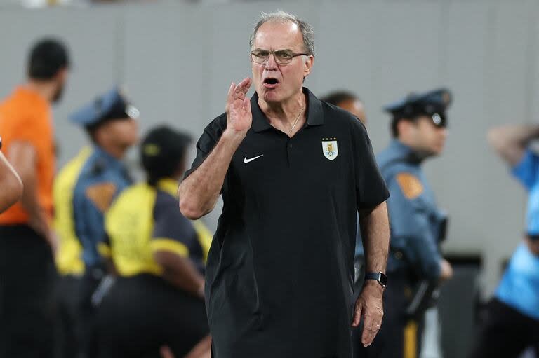 Marcelo Bielsa gesticula durante el partido entre Uruguay y Bolivia, por la Copa América