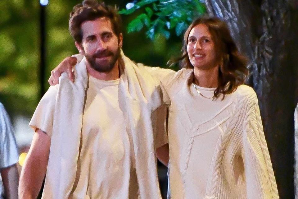 Jake Gyllenhaal And Girlfriend Jeanne Cadieu Enjoy Casual Date Night