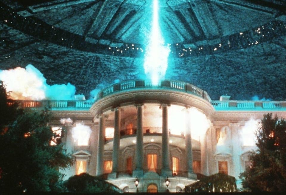 Der Beginn einer Ära: Mit "Independence Day" gelang Regisseur Roland Emmerich 1996 der Durchbruch. Die damals noch ohne CGI, sondern mit Modellen umgesetzten Effekte wirkten Mitte der 90-er revolutionär - und die legendäre Vernichtung des Weißen Hauses per Strahlenkanone gilt ohnehin als eine der Kultszenen der Kinogeschichte. (Bild: Twentieth Century Fox)