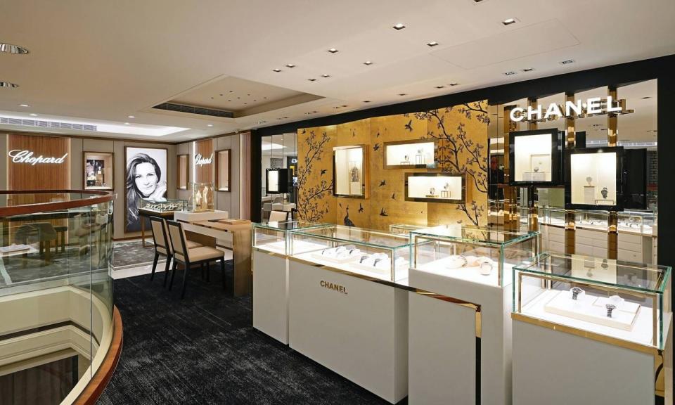 「寶島鐘錶高雄名店」營業空間往上打通至三樓，營造出有如歐洲整棟型鐘錶旗艦店的氛圍。