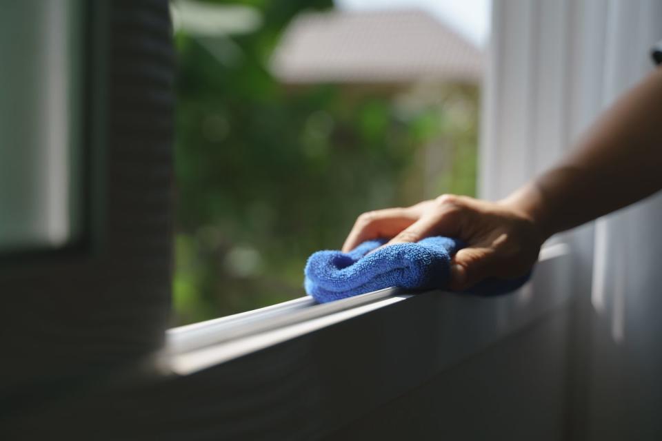 Parkett- oder Teppichböden können mit einem alten Tuch vor Wasserspritzern geschützt werden. Vor dem eigentlichen Fensterputzen sollte aber auch der Rahmen und die Fensterbank mit mildem Seifenwasser abgewaschen und mit einem Tuch abgetrocknet werden. (Bild: iStock/BonNontawat)