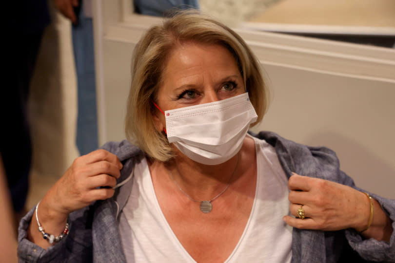 法國衛生部長Brigitte Bourguignon呼籲民眾把口罩戴回來，並趕快接種加強劑疫苗。（圖／達志／美聯社）