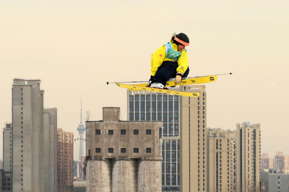 스웨덴인 Henrik Harlaut가 2022년 2월 7일 베이징의 Big Air Shougang에서 열린 동계 올림픽 Big Air Freestyle 스키 예선에서 트릭을 수행합니다.  (데이비드 라모스/게티 이미지)