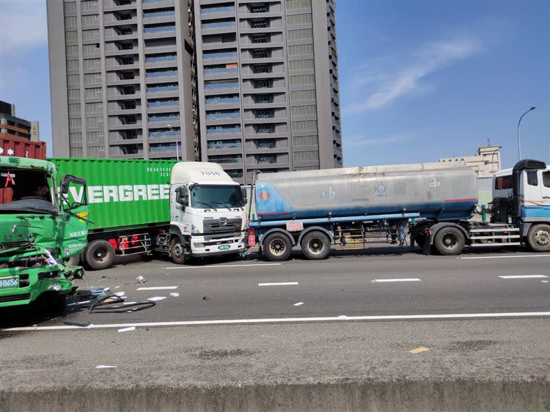 國道一號南向366.5K（建國路段）發生一起4輛大車事故。（圖／翻攝畫面）