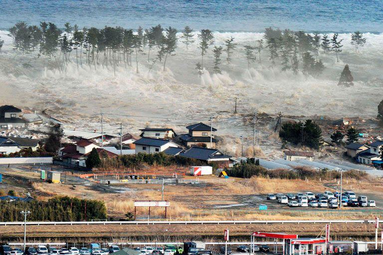 Un tsunami arrasó las costas de Natori, Japón, después de un poderoso terremoto el 11 de marzo de 2011. (Kyodo News vía AP, Archivo)